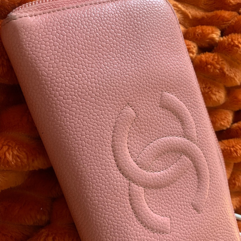 Pre owned light pink  Chanel zip wallet.  Great condition - Picture 10 of 11